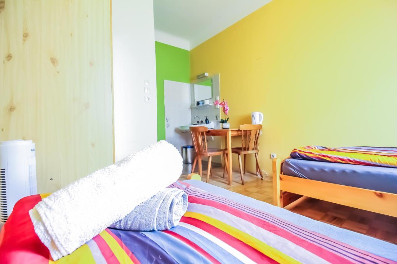Economic 2Sb Apartment In Lively Area Виена Екстериор снимка